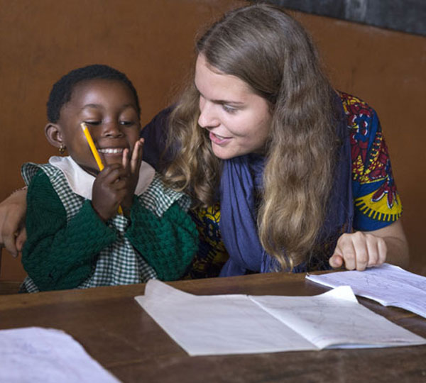 Frederike Decker assisting a pupil in school