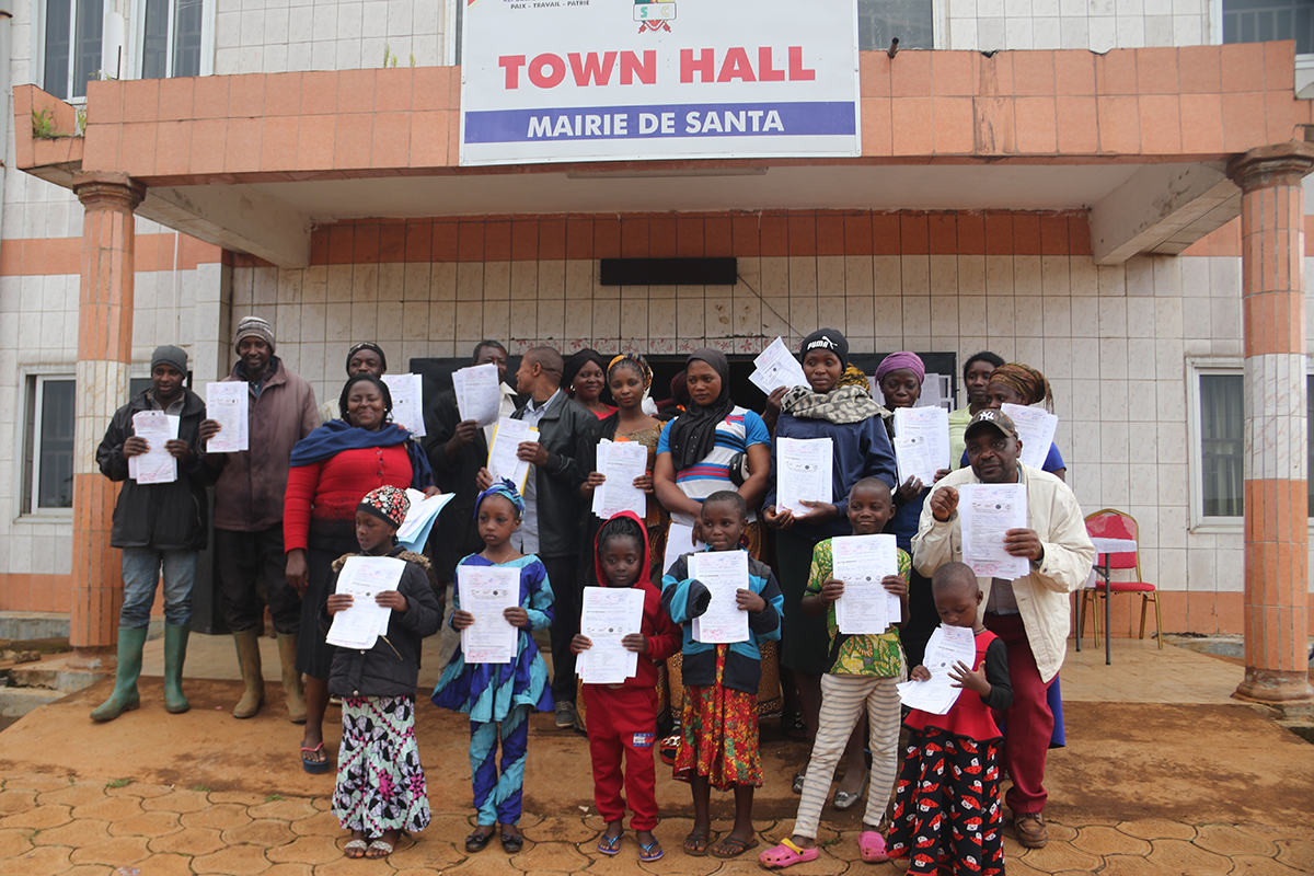 Beneficiaries pose with their birth certificates at the end of the distribution exercise(1)