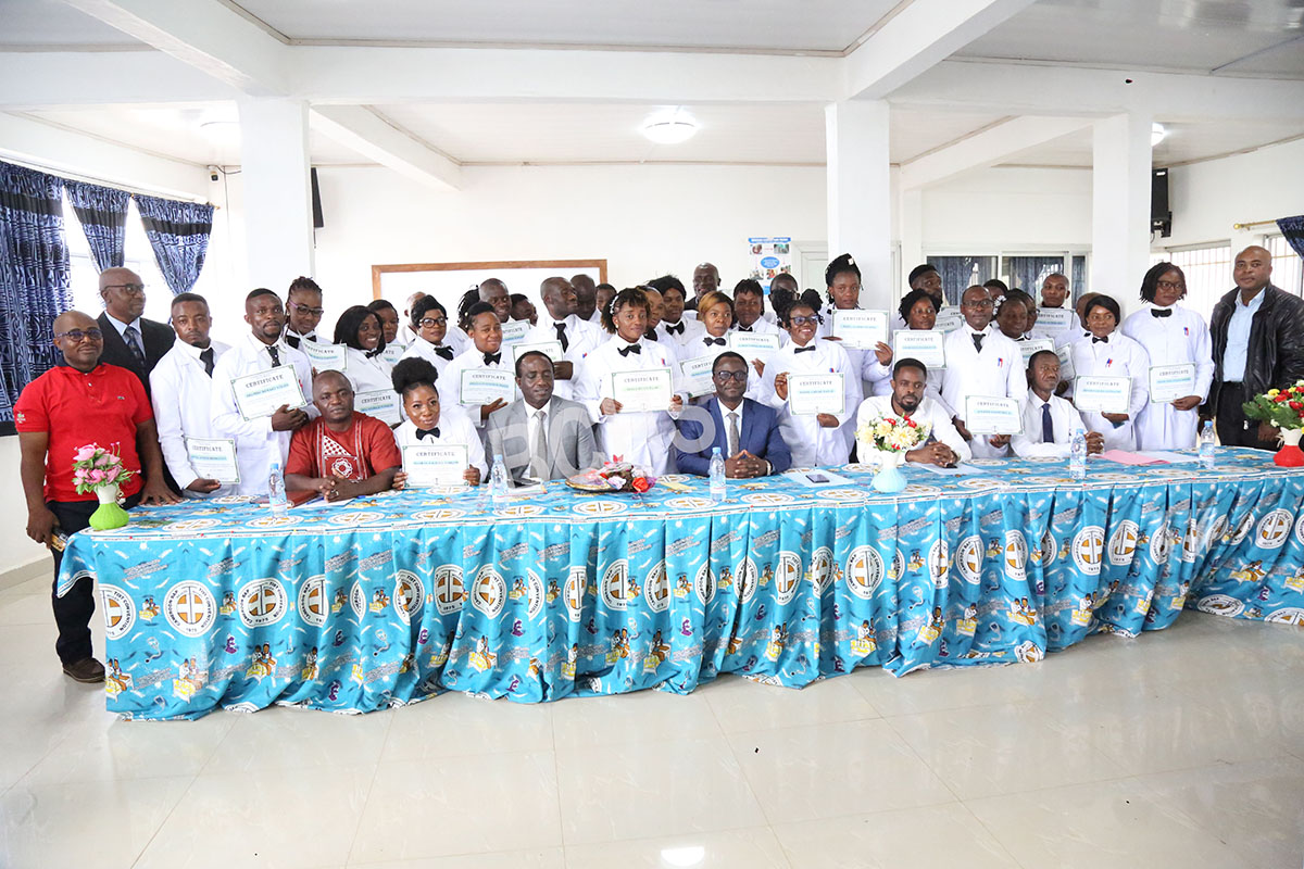 Graduands pose with dignitaries