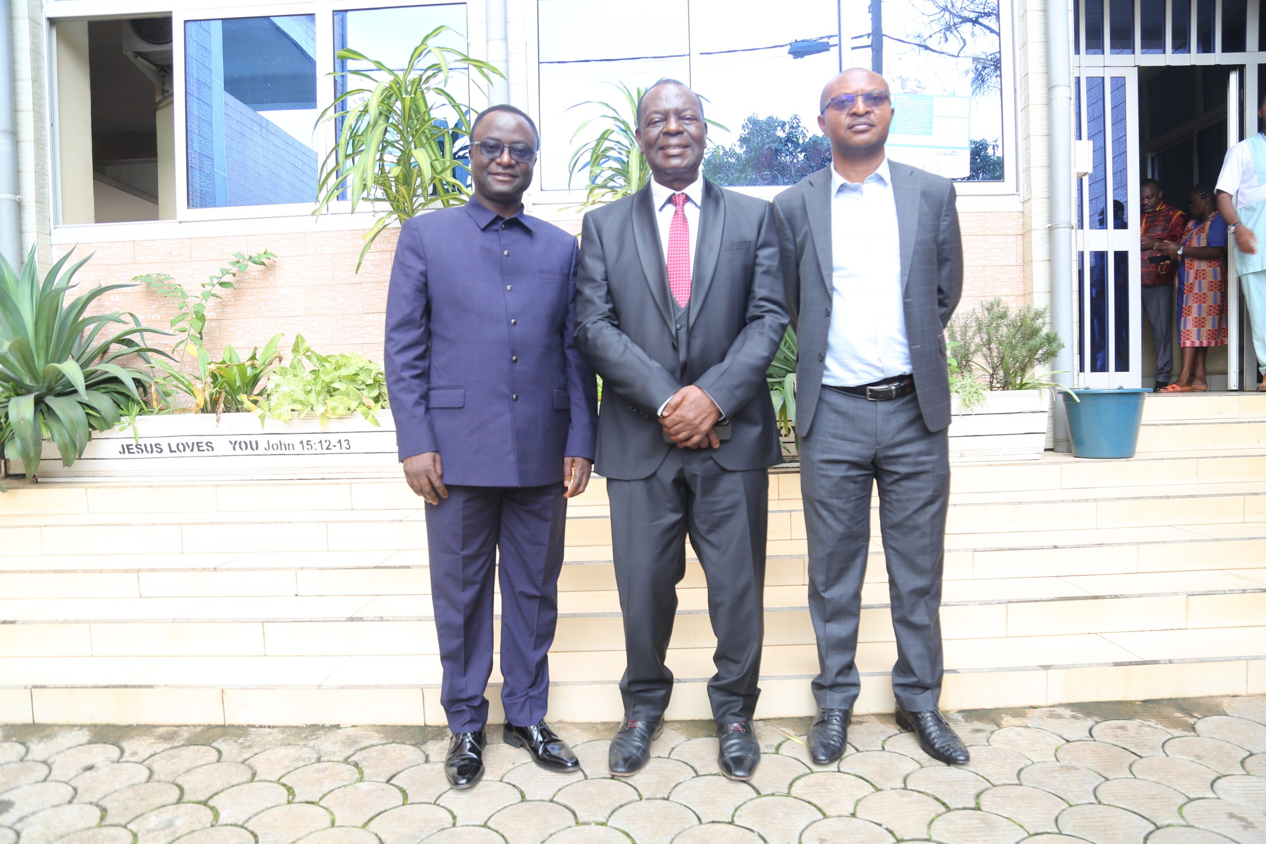 The Director, flanked by the deputies for Administration andn Finance and Clinical Services