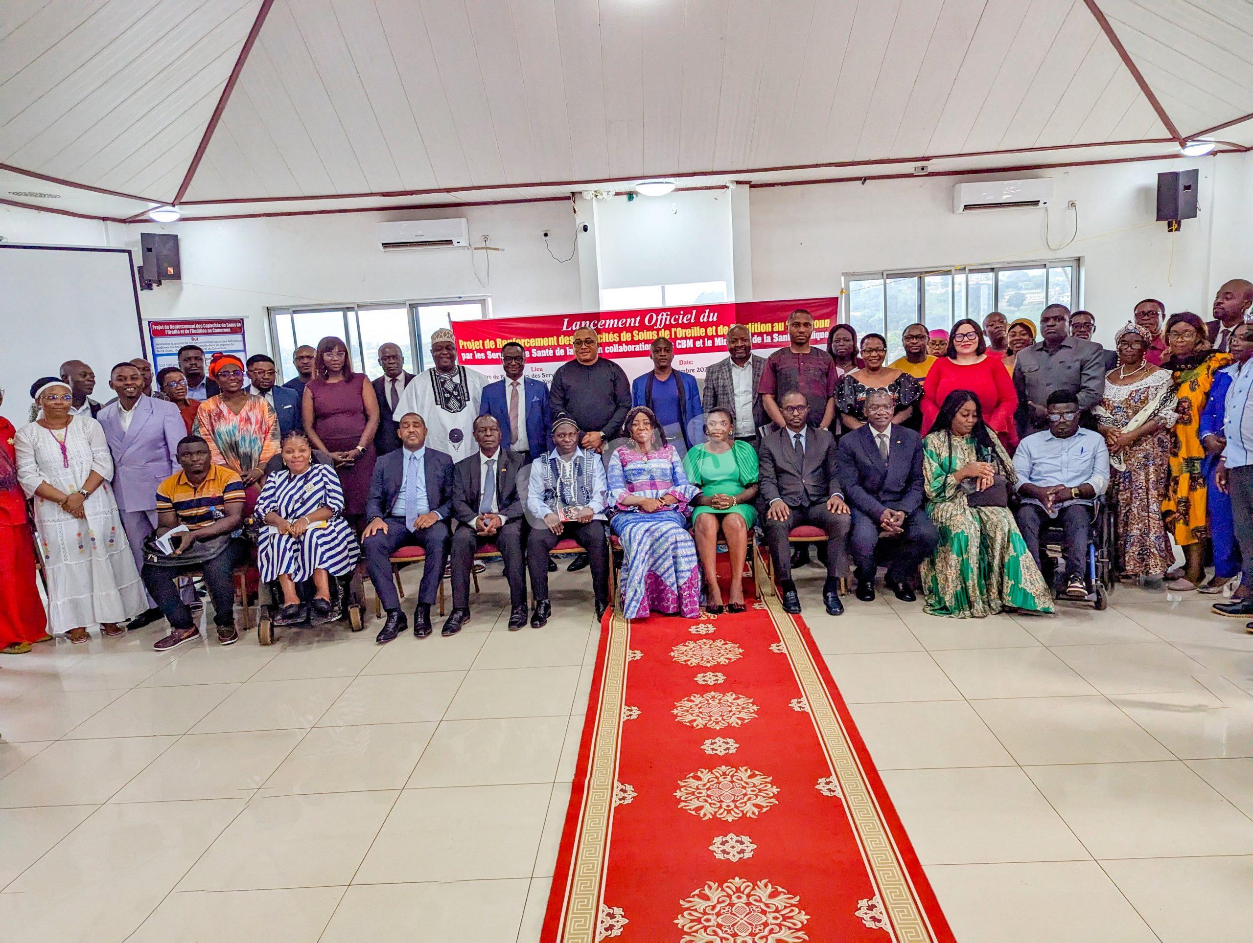 Stakeholders_pose_at_end_of_launch