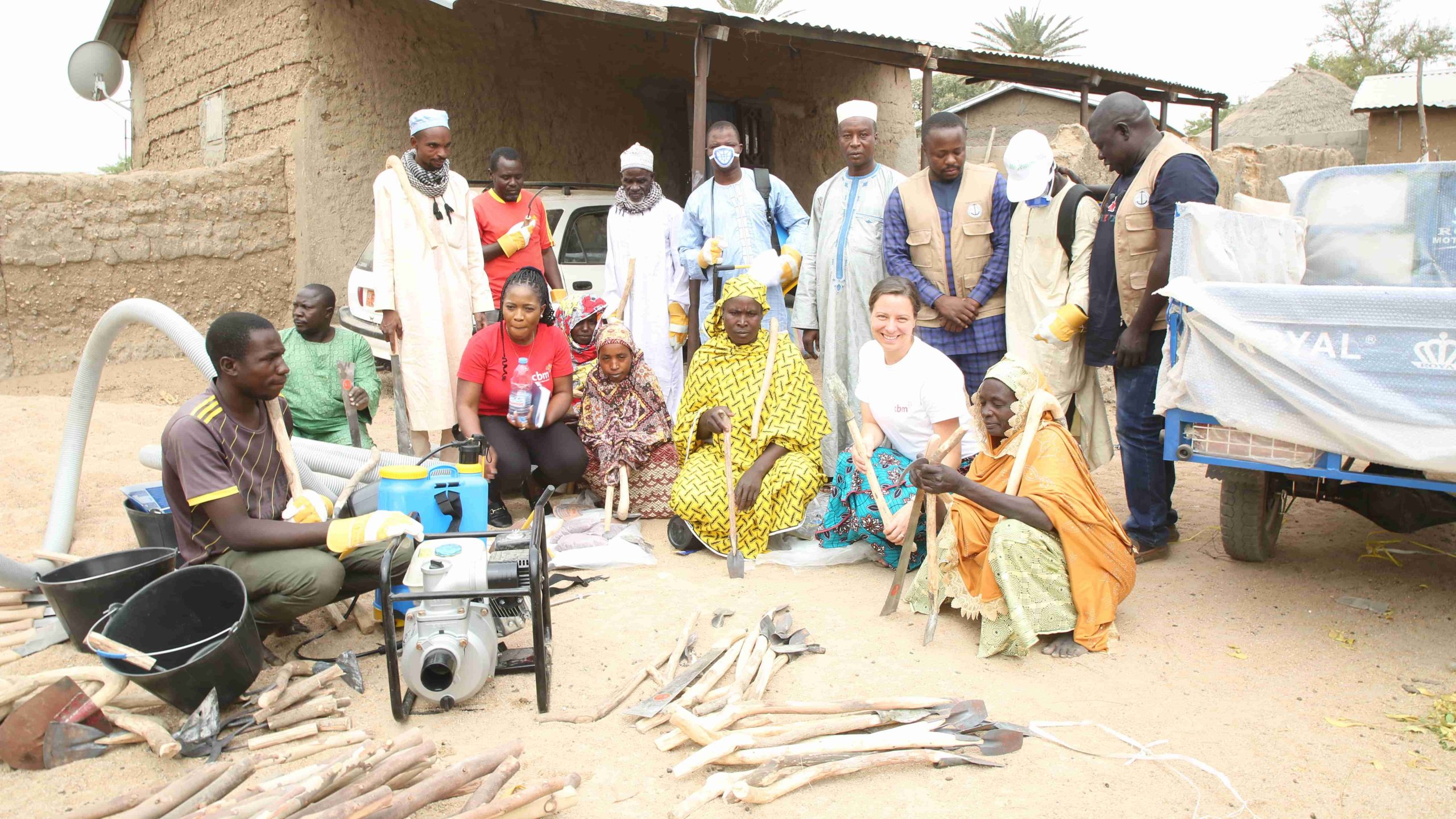Delivery of agricultural inputs to the IFG in Ouro Bokki in the presence of a team from CBM