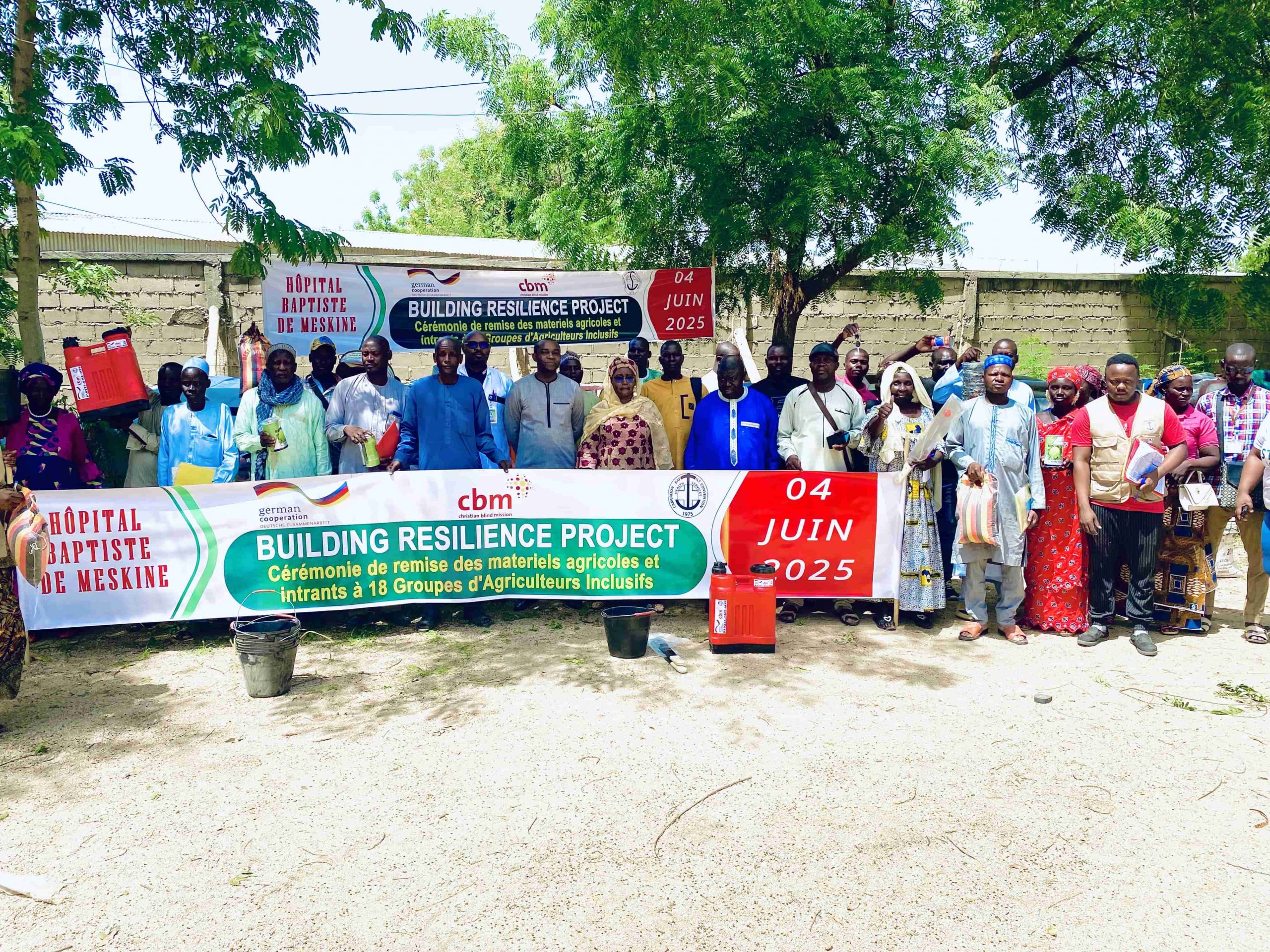 Family photo with the beneficiaries of agricultural inputs