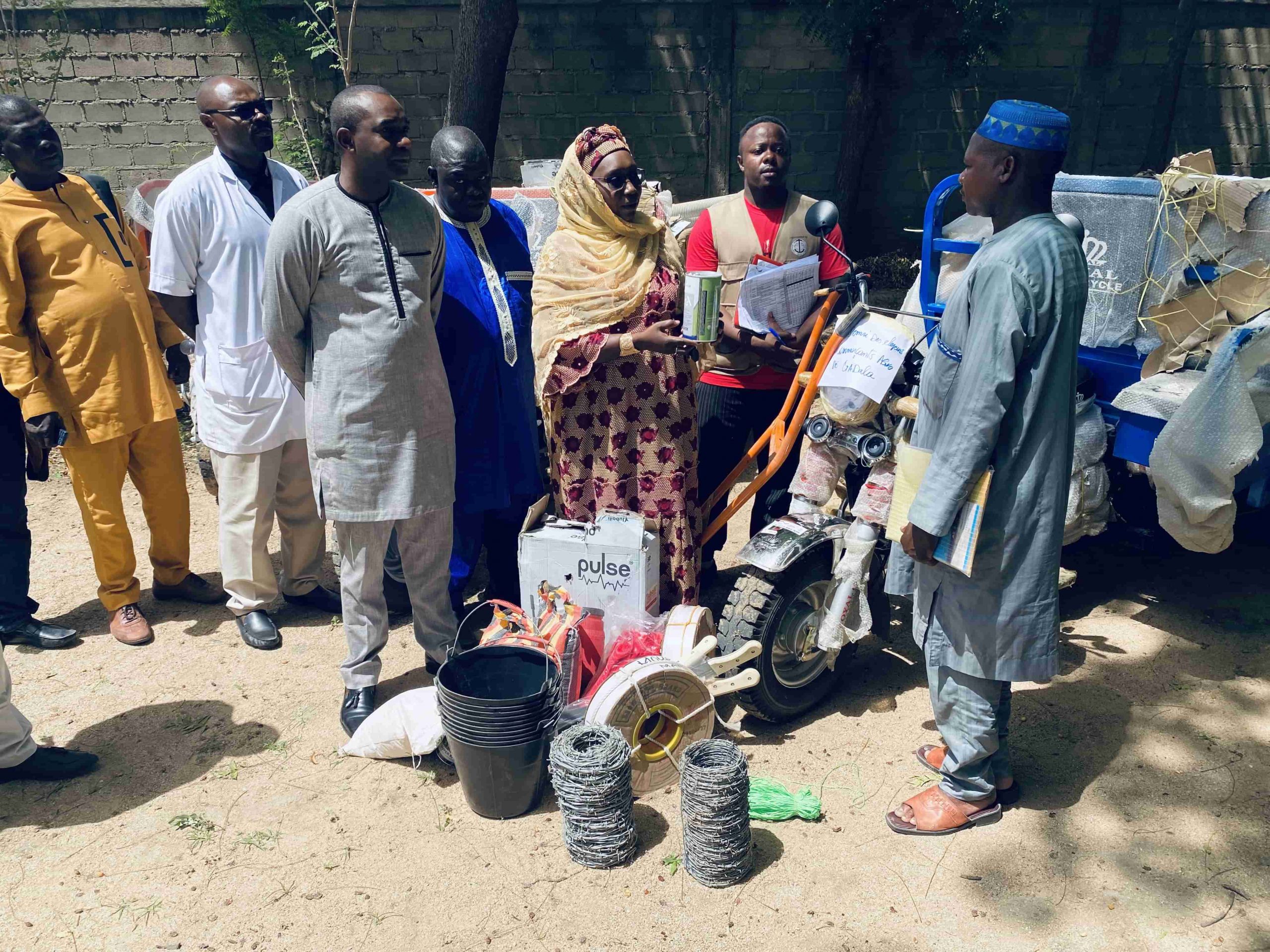 The President of an IFG receiving agricultural inputs from the Regional Delegate for Agriculture and Rural Development of the Far North.