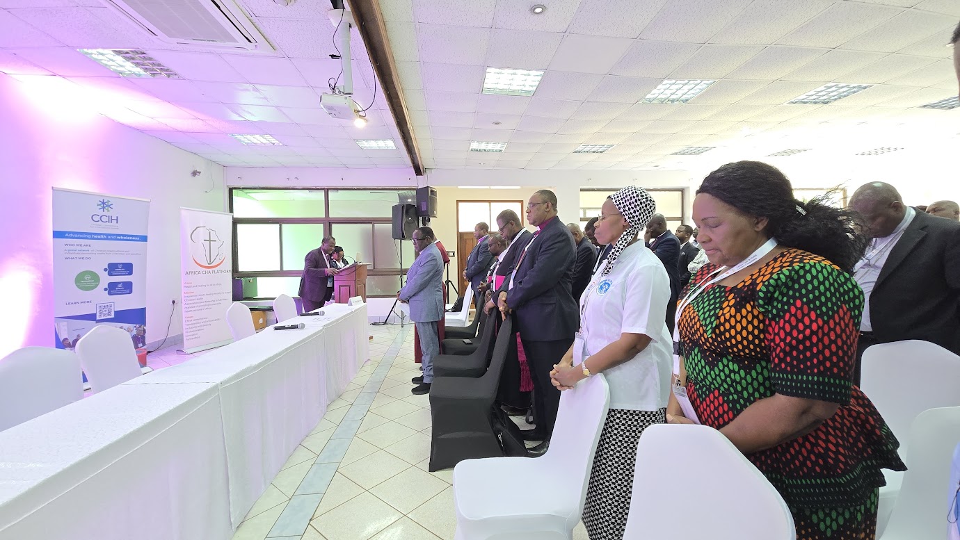 Dr. Rev. AKANJI ISRAEL ADELANI (NIGERIAN BAPTIST CONVENTION) leading the group in an opening praye