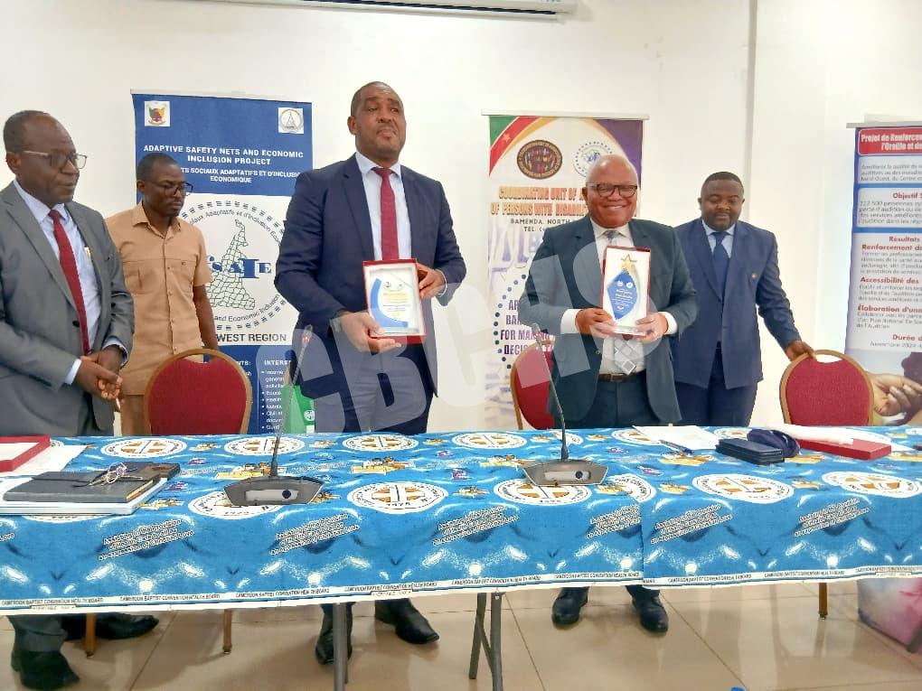 Both parties brandsihing MoU to express gratitude for the partnership