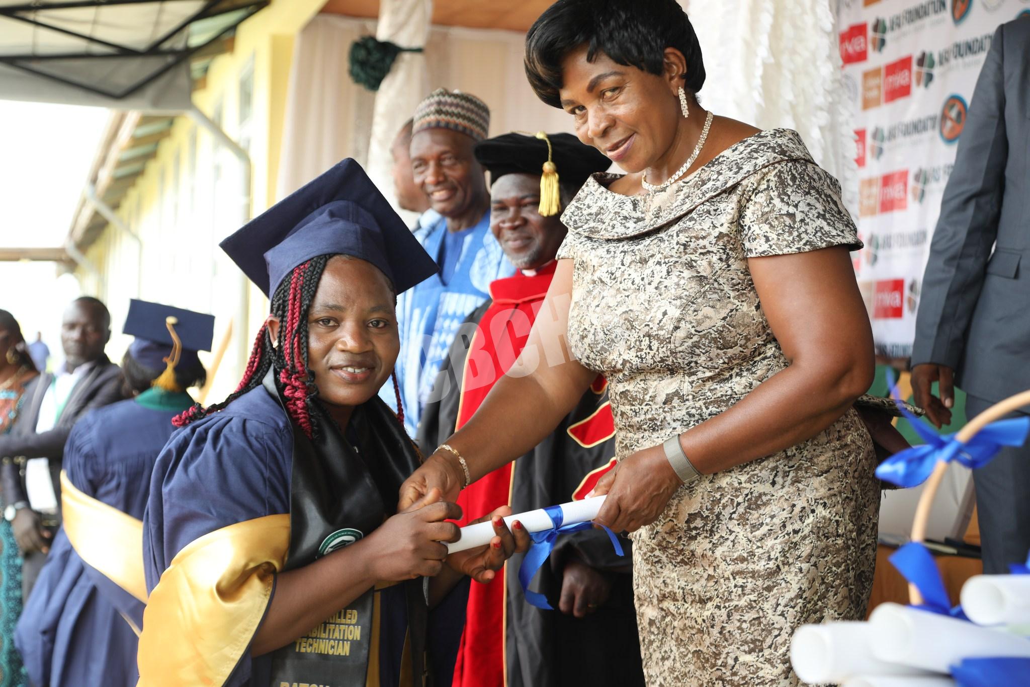 Prof. Kimbi Helen, CBCHB Vice Chair awarding a deserving graduand 2