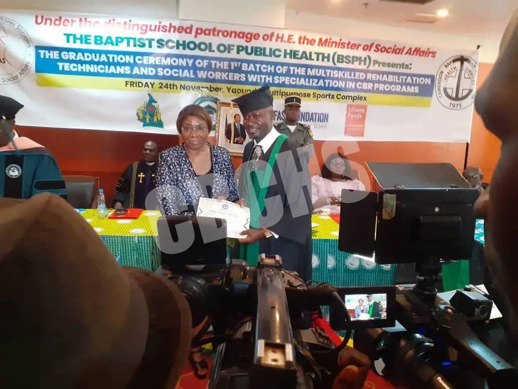 Adbou Azziz receives the congratulation of the Minister of Social Affairs