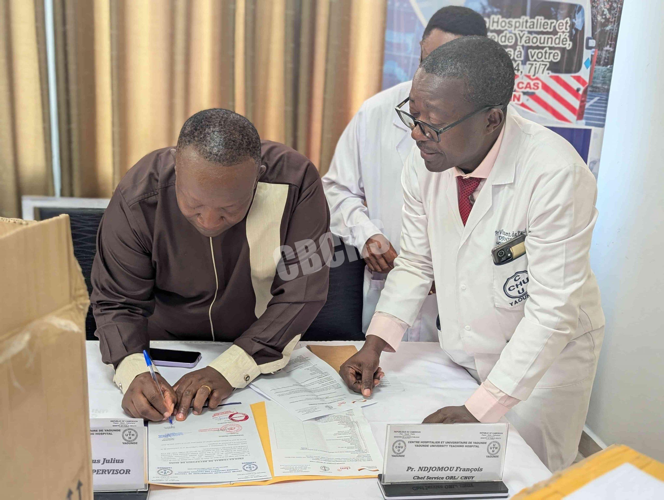 Project Clinical Supervisor and CHU Director sign the terms of agreement on behalf of both institutions